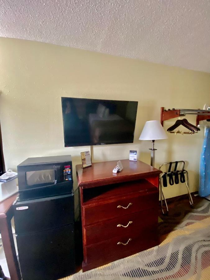 Travelodge By Wyndham La Porte/Michigan City Area Esterno foto