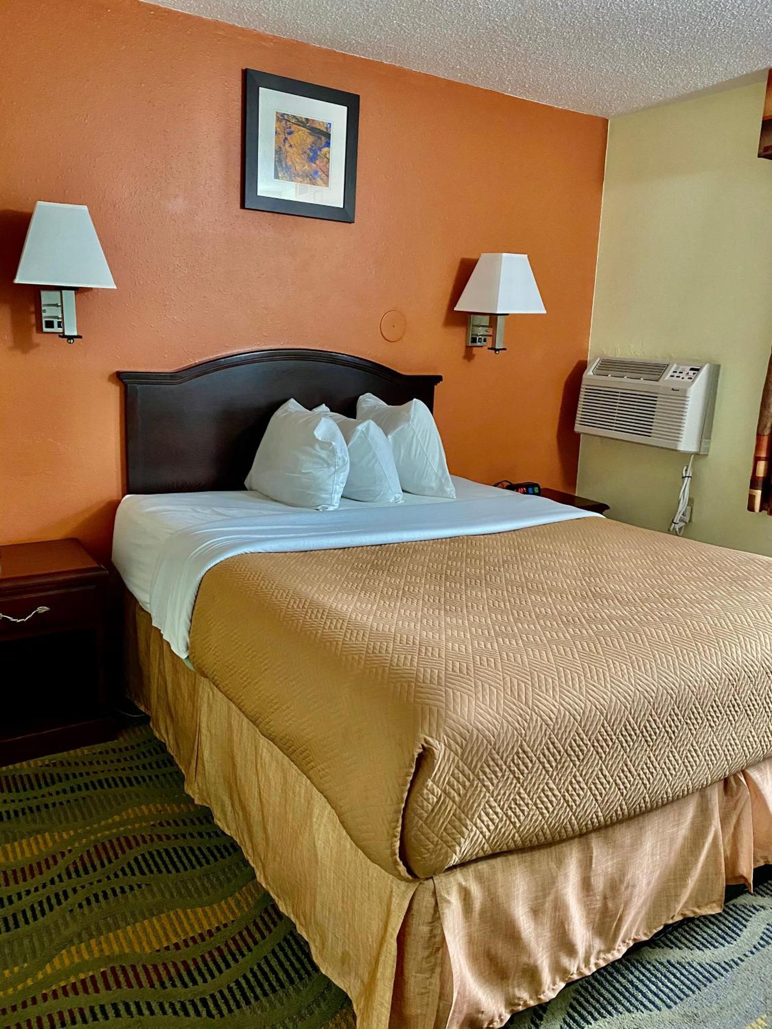 Travelodge By Wyndham La Porte/Michigan City Area Esterno foto