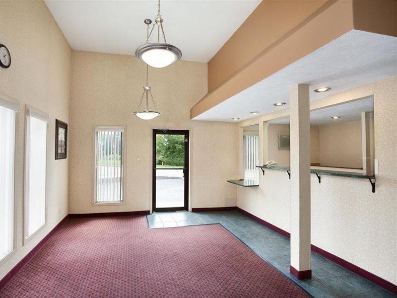 Travelodge By Wyndham La Porte/Michigan City Area Esterno foto