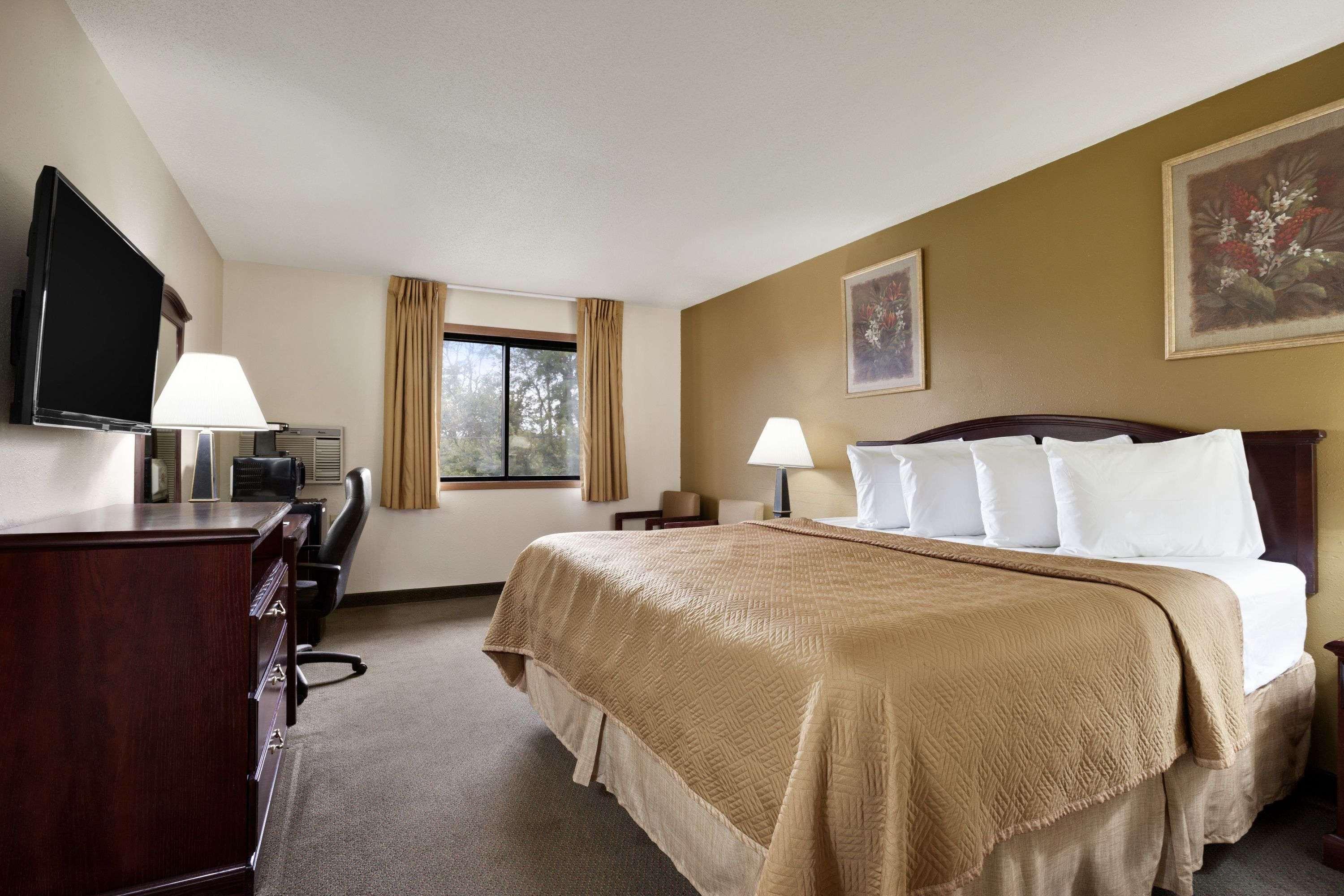 Travelodge By Wyndham La Porte/Michigan City Area Esterno foto